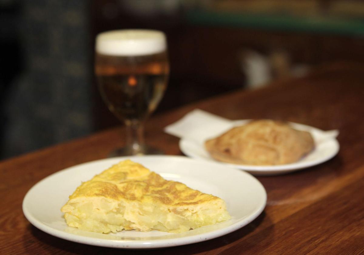 Un pincho de tortilla en la barra de un bar en una imagen de archivo.