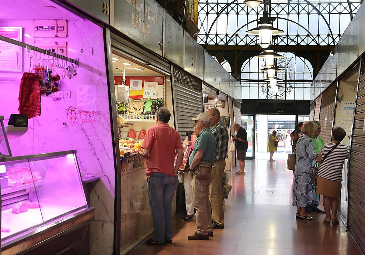 Clientes en la Plaza de Abastos este lunes.
