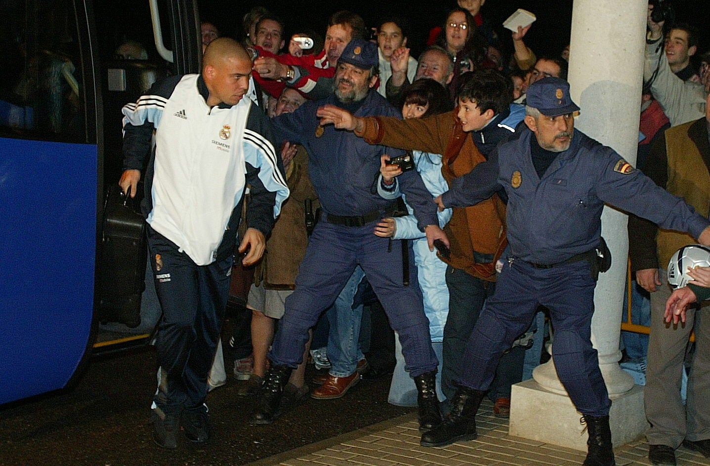 Ronaldo, escoltado a su llegada a Valladolid, ante cientos de fans, en el año 2004.