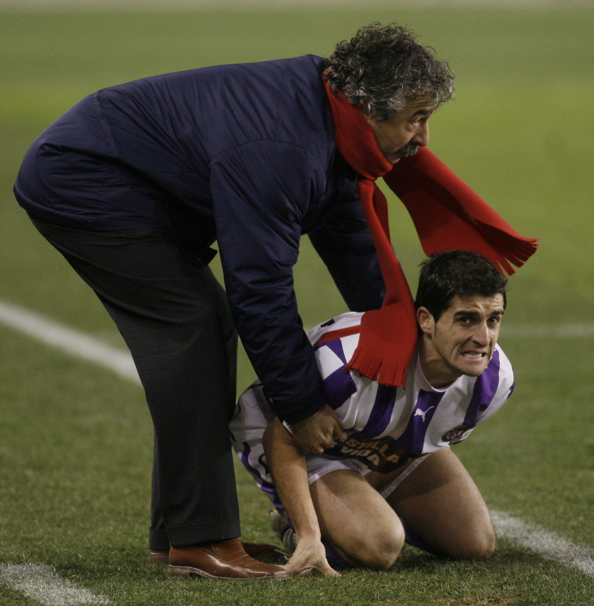 Manuel Preciado levanta a Víctor tras un golpe, en el año 2007.