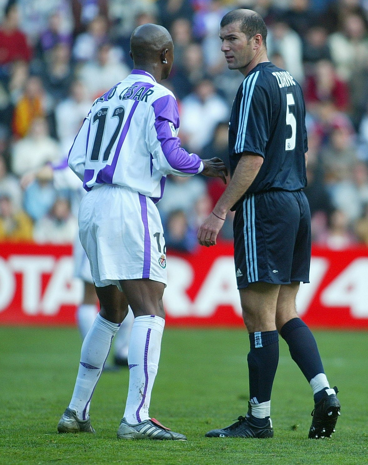 Zidane, desafiante ante Julio César, en el choque de 2004 en Zorrilla.