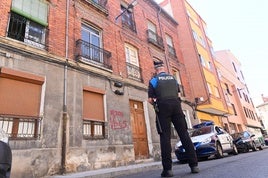 Un agente de la Policía Municipal frente al edificio custodiado en la calle Asunción.