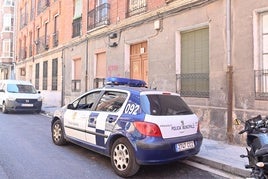 Una patrulla vigila el bloque okupado en La Circular.