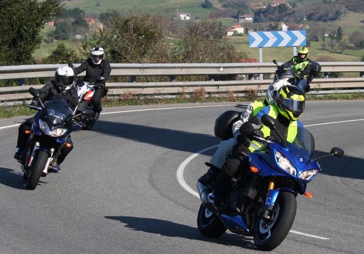 Motocicletas de gran cilindrada circulando por la carretera.