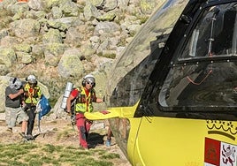 Momento del rescate al montañero lesionado en Gredos.