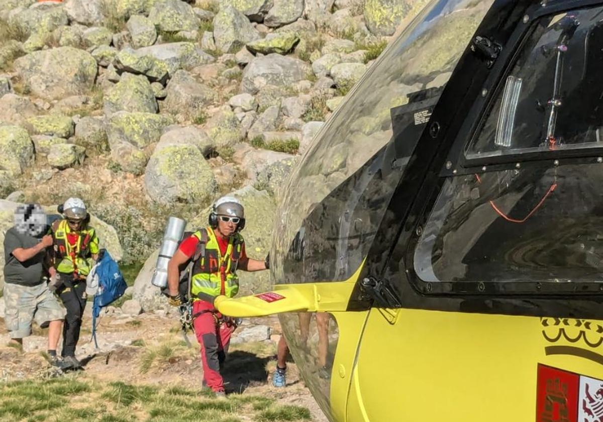 Momento del rescate al montañero lesionado en Gredos.