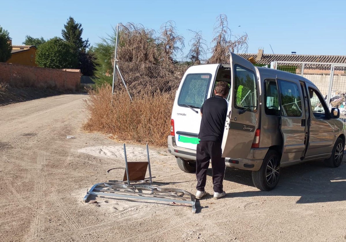 Usuario arrojando residuos en la entrada del punto limpio