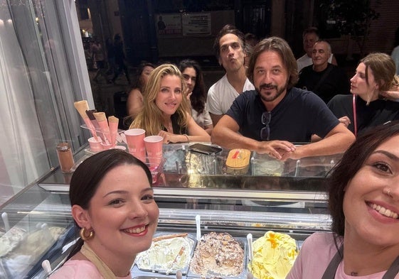 Las trabajadoras de Esencia Valencia se hacen un 'selfie' junto a Elsa Pataky y Enrique Arce.