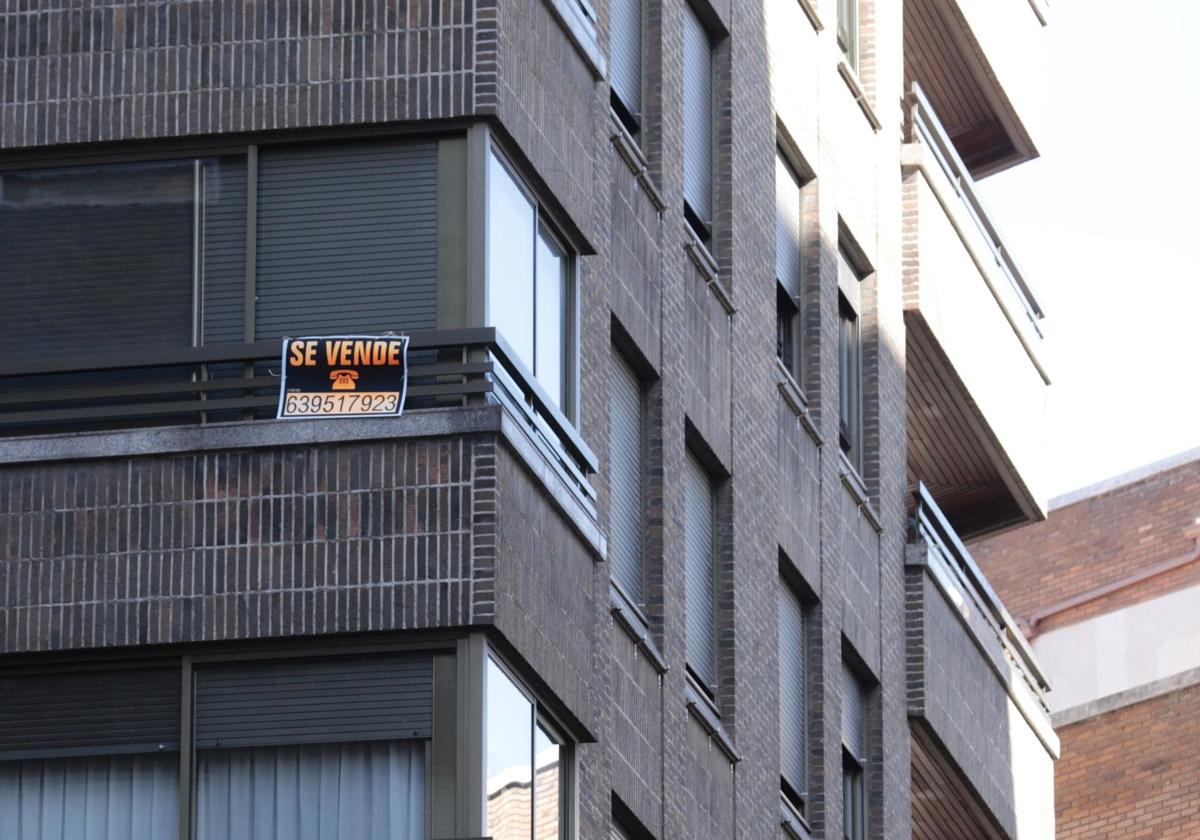 Cartel de venta de vivienda en la calle General Ruiz de Valladolid.