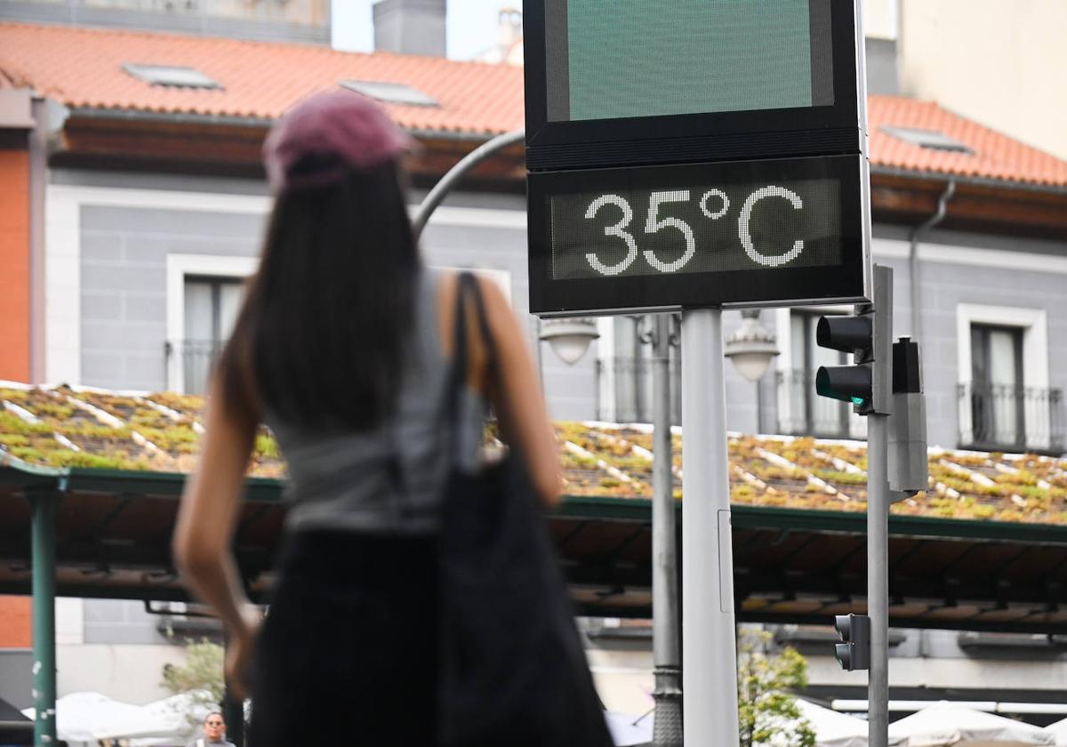 Un termómetro en la plaza de España, en las horas previas a la llegada de la ola de calor.