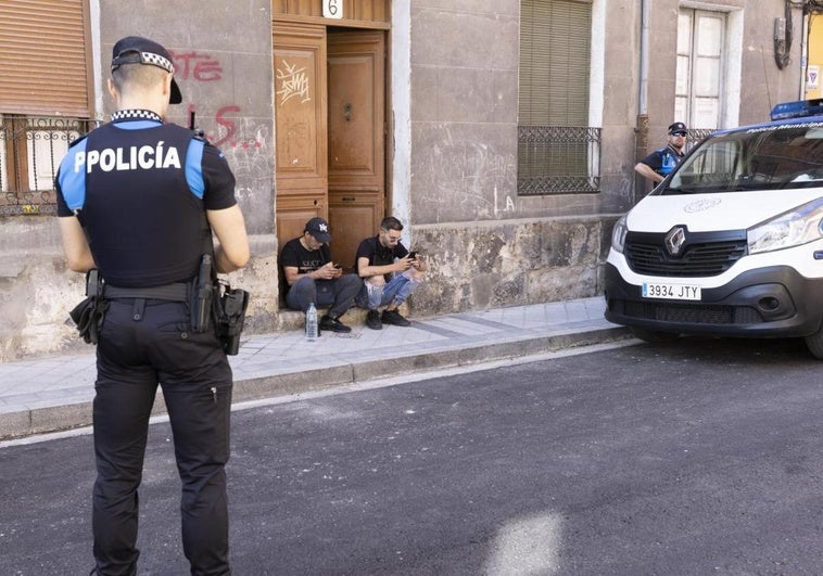 Los okupas esperan en el exterior del bloque a la visita de los Servicios Sociales.