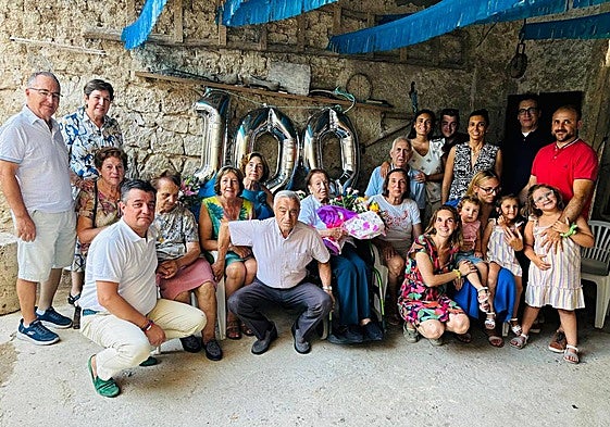 Clara Asensio, con un ramo de flores, rodeada por su familia.
