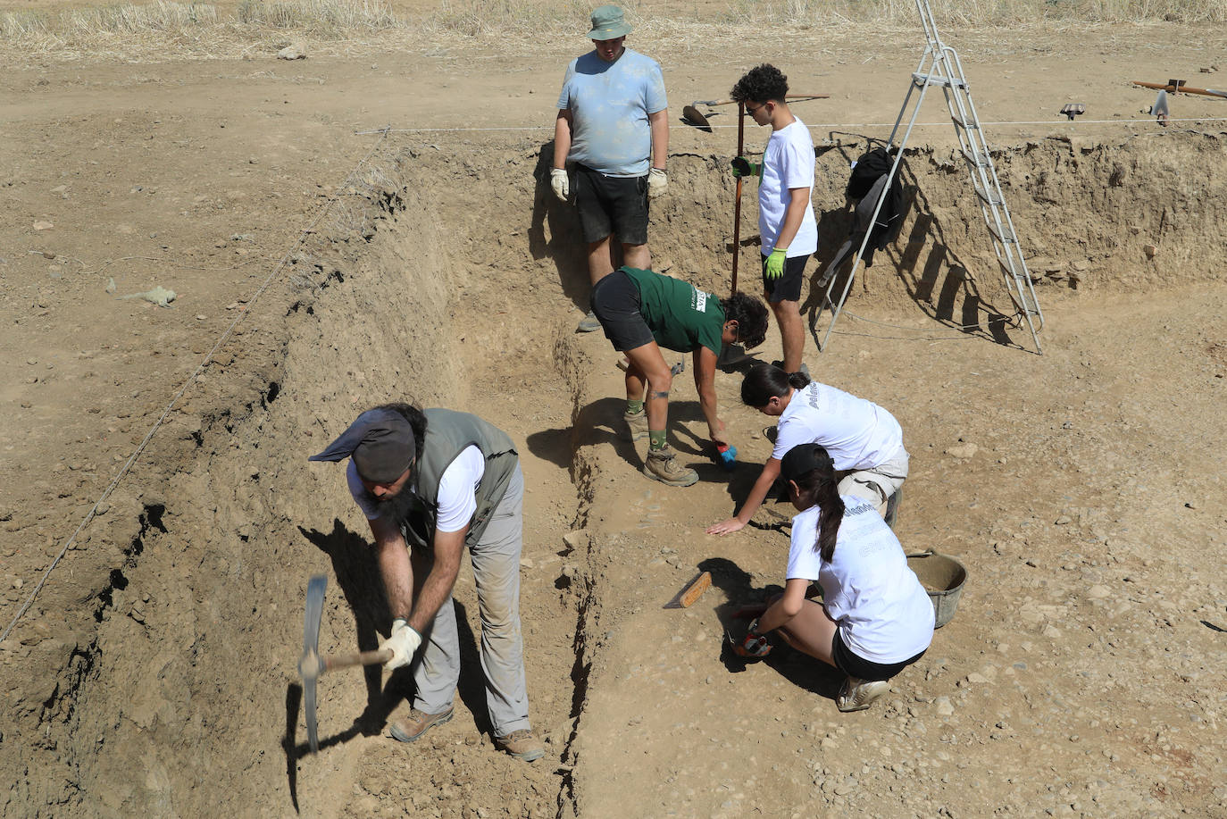 Trabajo de los voluntarios en el yacimiento arqueológico de Paredes