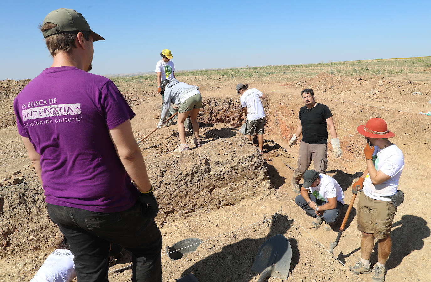 Trabajo de los voluntarios en el yacimiento arqueológico de Paredes