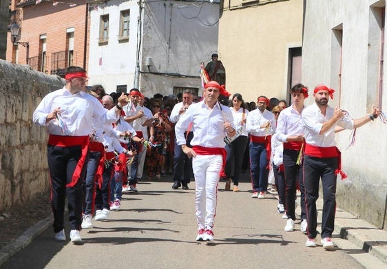 Los danzantes encabezan la procesión con la imagen de San Mamés.