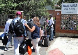 Los migrantes son recibidos por técnicos de San Juan de Dios a la entrada a los Barnabitas.