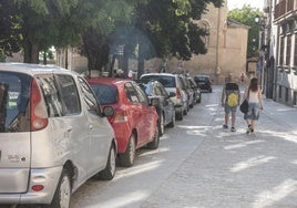 Coches estacionados a la altura de la plaza de la Merced.