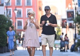 Una pareja disfruta de un helado mientras pasea por la calle Santiago.