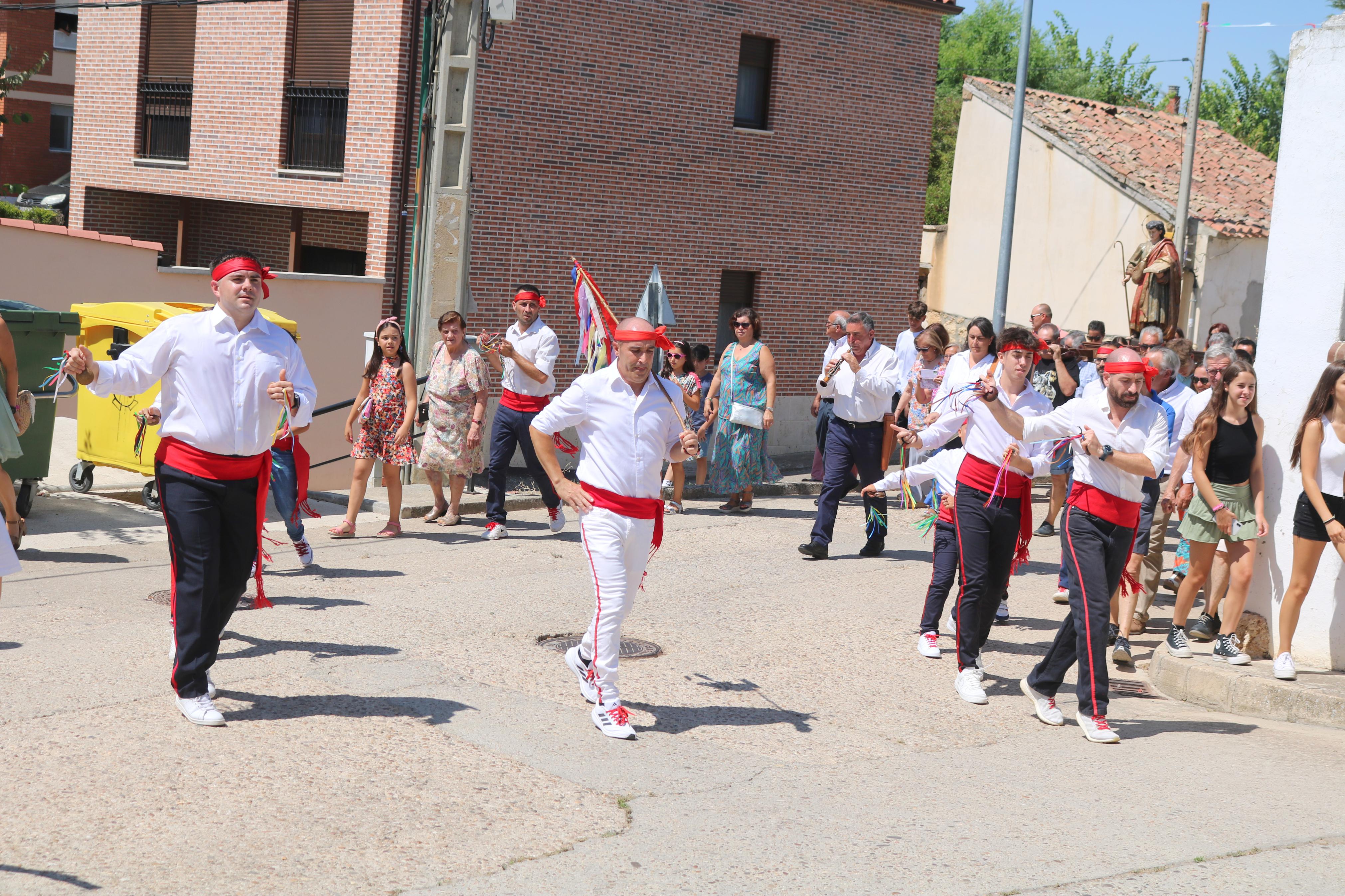 Danzas y vivas en honor a San Mamés