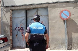 Un policía local de Cuéllar inspecciona una peña.