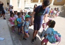 Un monitor conduce a los niños en el campamento celebrado en Astudillo.