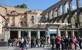 Turistas en el entorno del Acueducto.