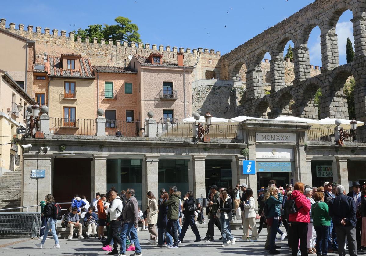 Turistas en el entorno del Acueducto.