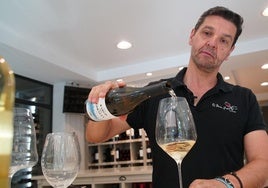 Fructuoso Prieto, gerente de la vinoteca 'El buen gusto vinos' en la tienda de Parquesol.