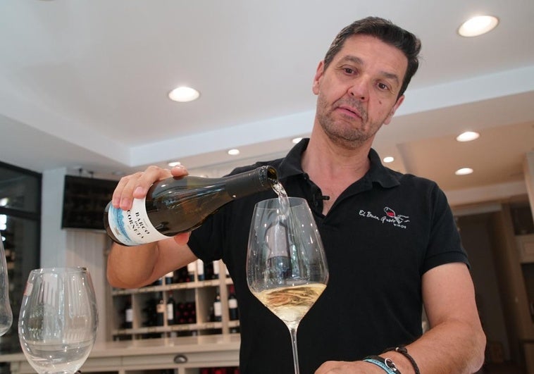 Fructuoso Prieto, gerente de la vinoteca 'El buen gusto vinos' en la tienda de Parquesol.