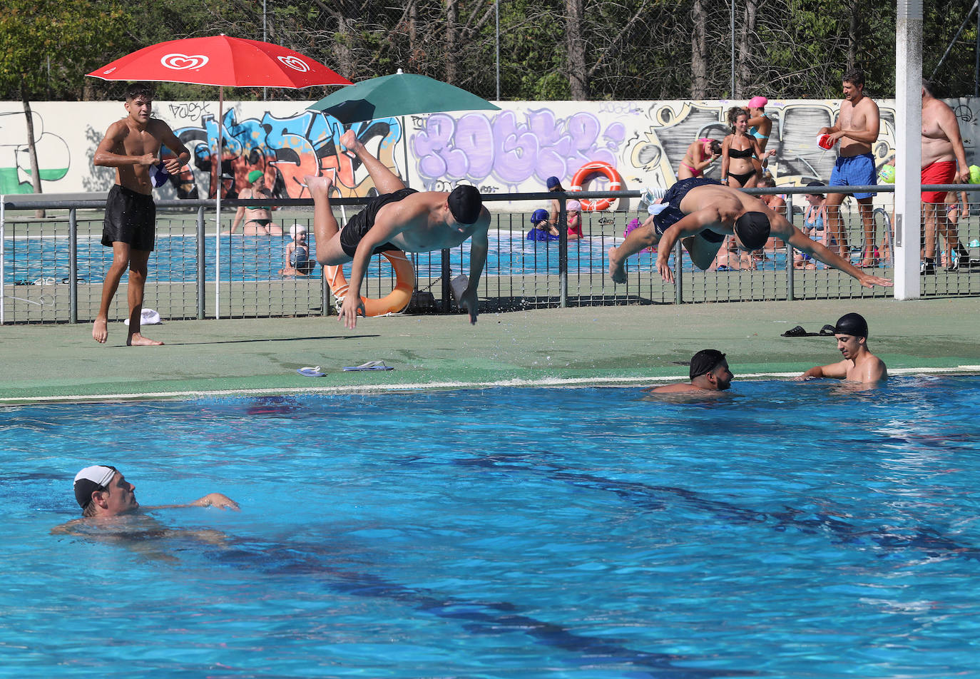 La ola de calor abarrota las piscinas de Palencia