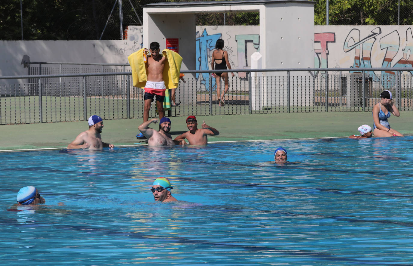 La ola de calor abarrota las piscinas de Palencia
