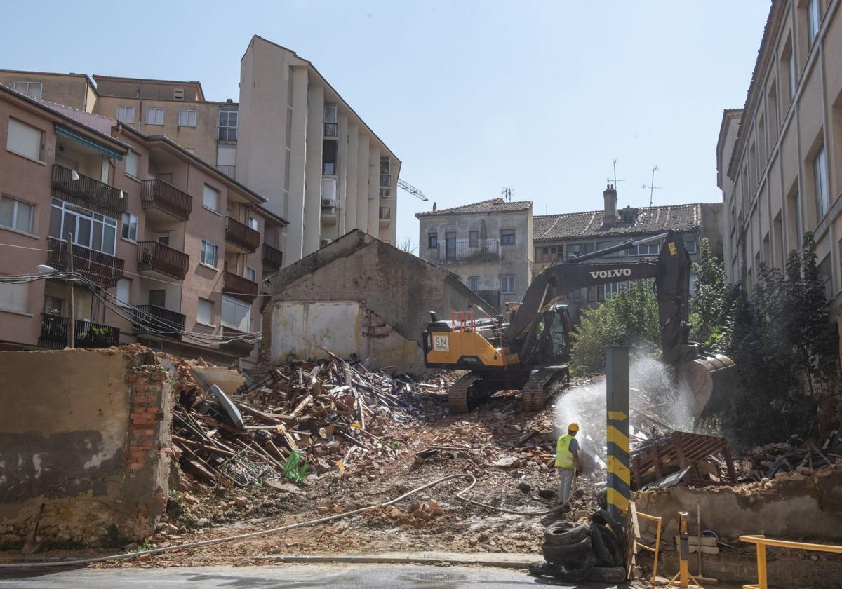 Derribo de los edificios situados en la parte baja de la calle Antonio Machado.