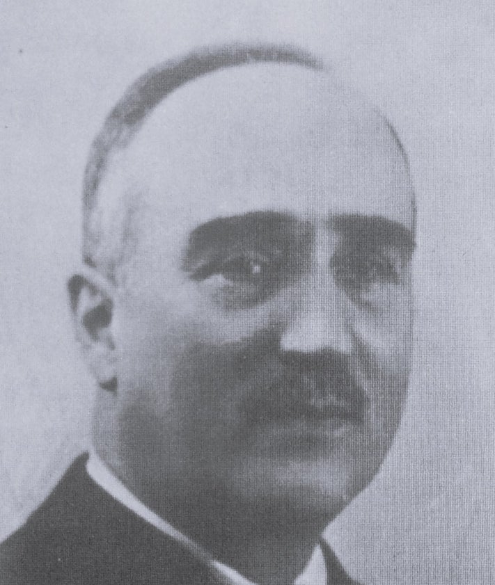 Imagen secundaria 2 - Arriba, miembros de la Peña Castellana con la infanta Isabel en la Granja de San Ildefonso en 1916. Abajo, su segundo local, en Fuente Dorada, y Ángel Chamorro, fundador y presidente en 1918.