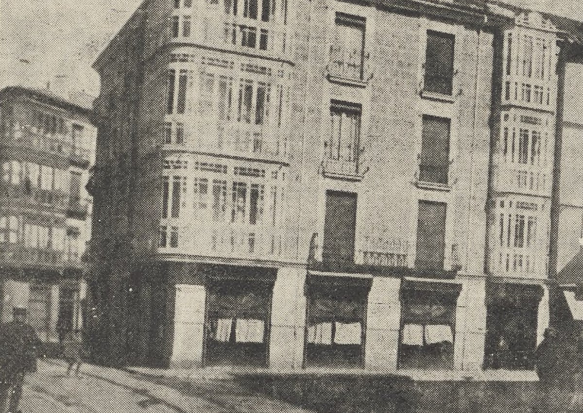 Imagen secundaria 1 - Arriba, miembros de la Peña Castellana con la infanta Isabel en la Granja de San Ildefonso en 1916. Abajo, su segundo local, en Fuente Dorada, y Ángel Chamorro, fundador y presidente en 1918.