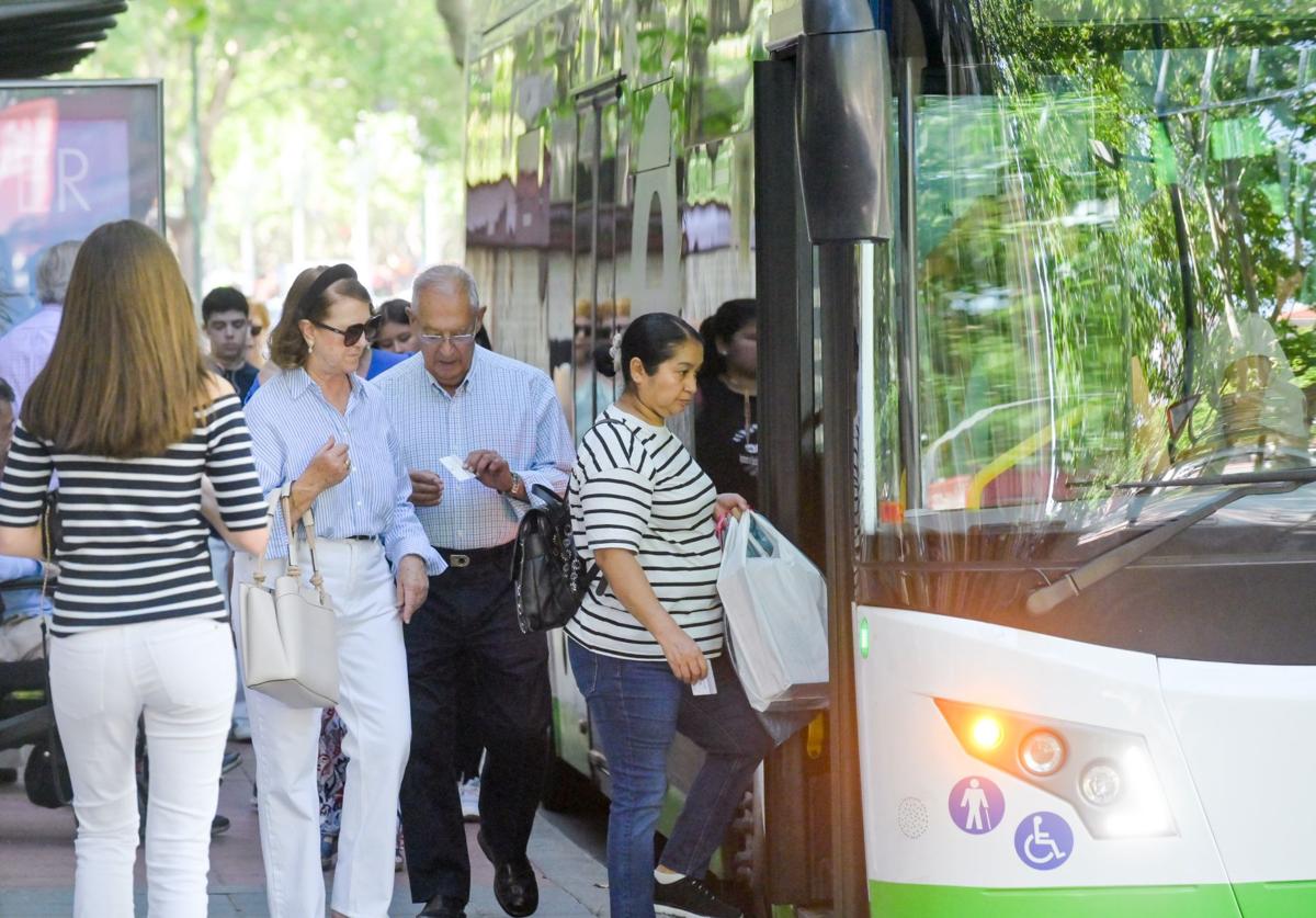 Usuarios de Auvasa acceden a un bus urbano, en una imagen de archivo.