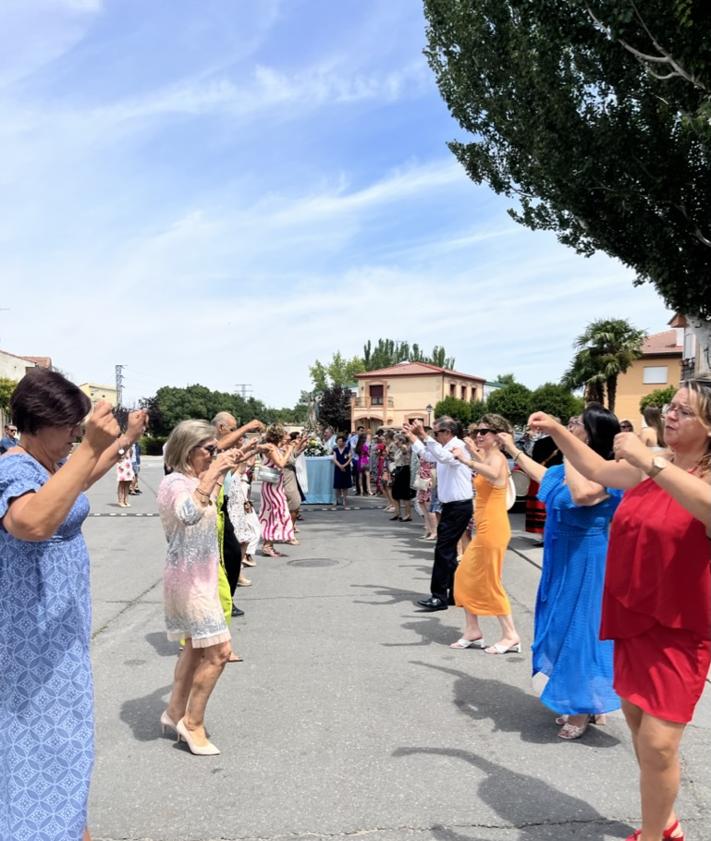 Imagen secundaria 2 - Reina y damas y danzantes durante la procesión.