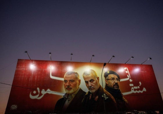 Un cartel muestra a Ismail Haniyeh, a Qassem Soleimani y a Fuad Shukr.