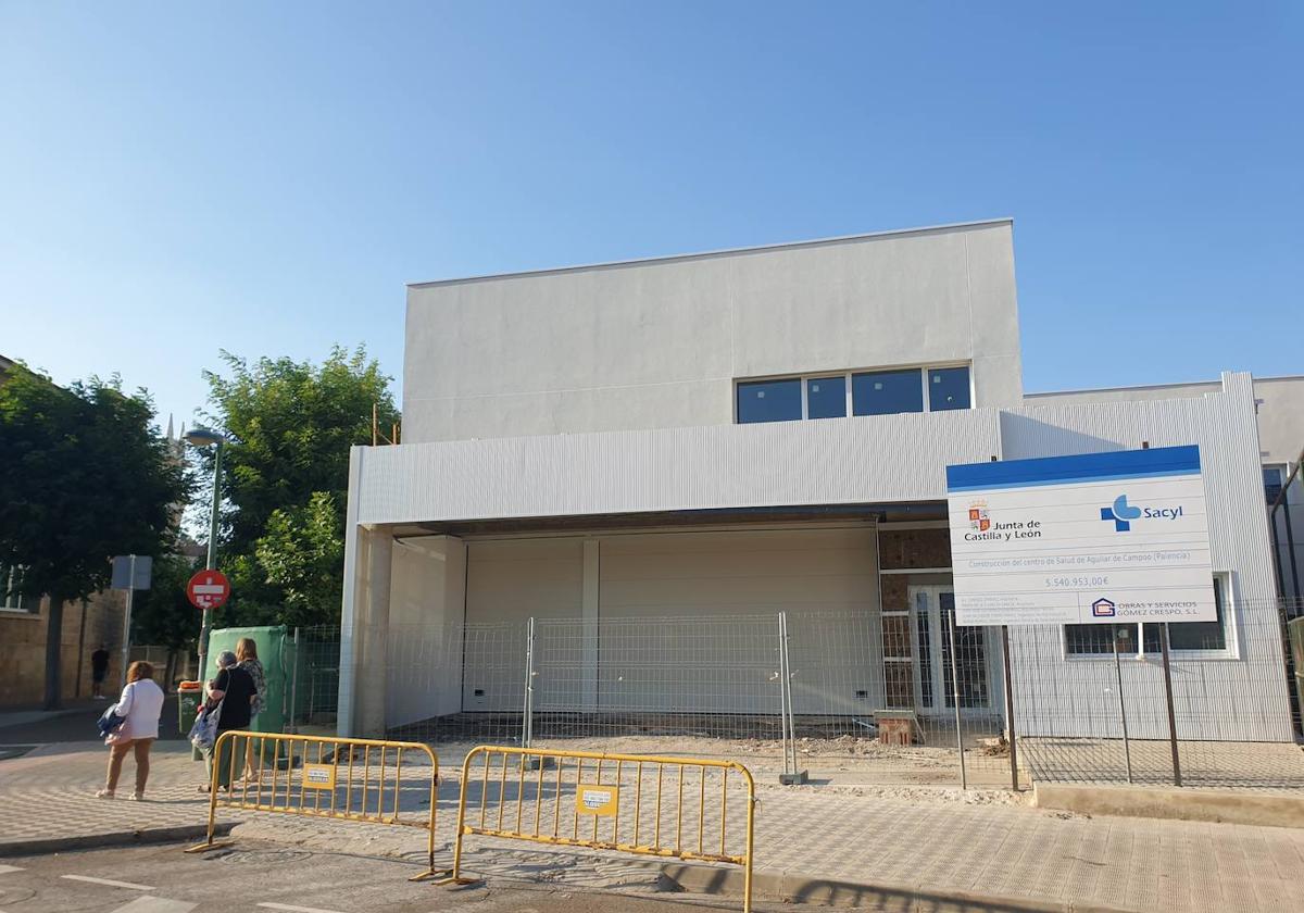 Fachada del centro de salud de Aguilar en obras.