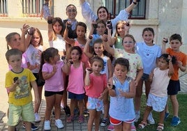 Niños participantes en el taller, con sus monitoras.