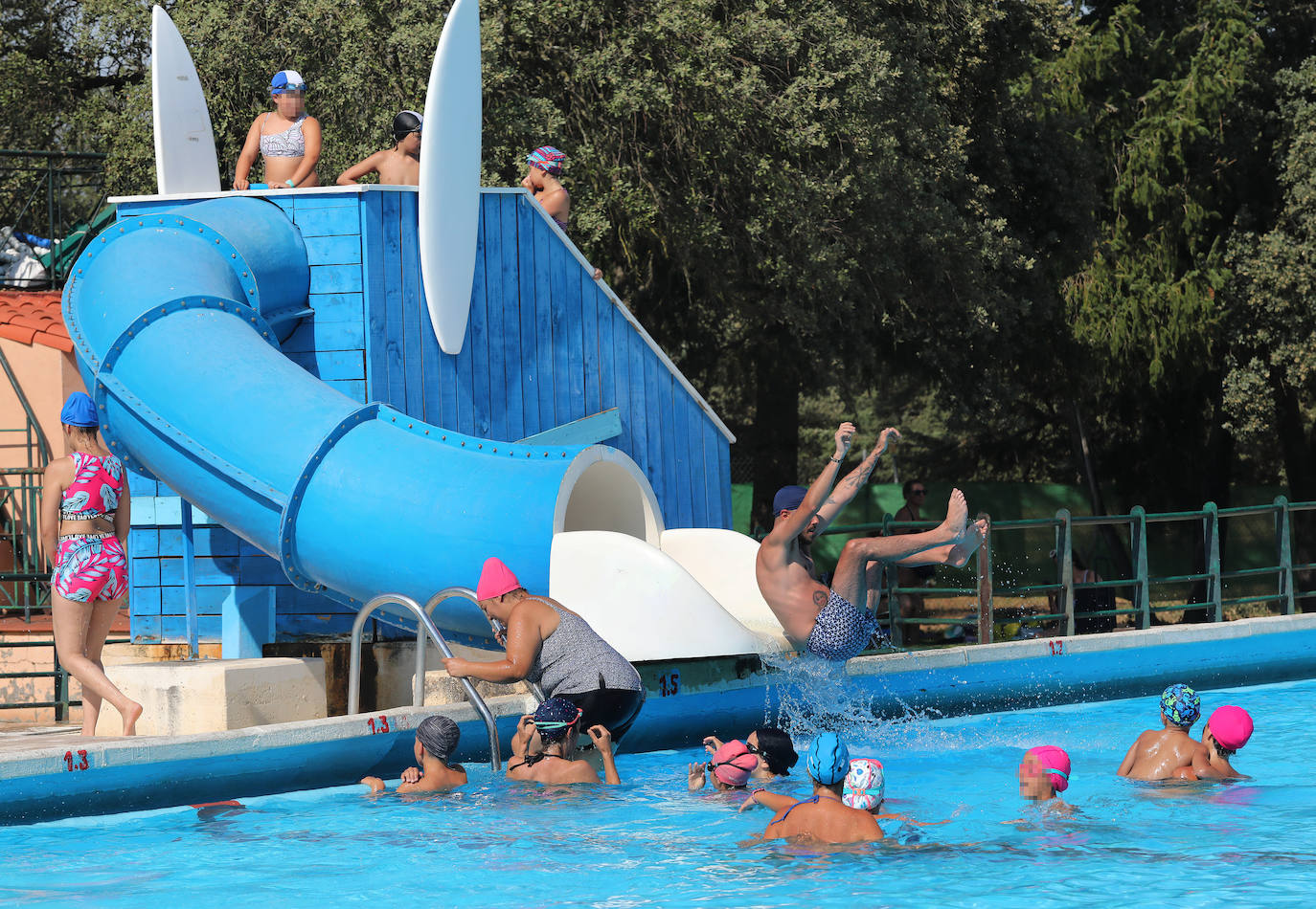 La ola de calor abarrota las piscinas de Palencia