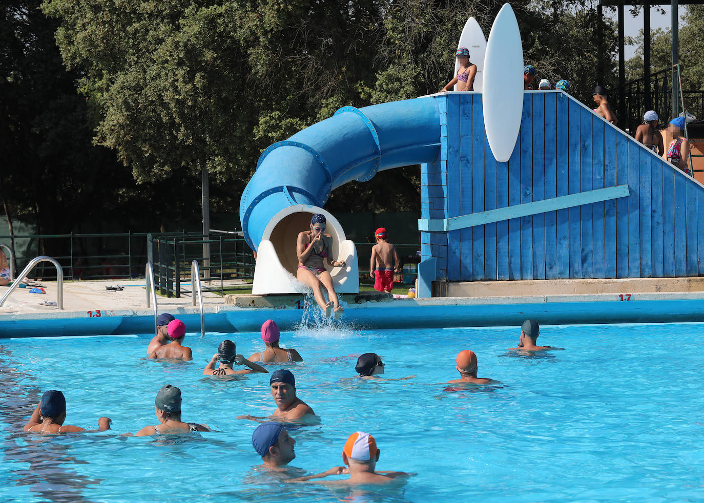 La ola de calor abarrota las piscinas de Palencia