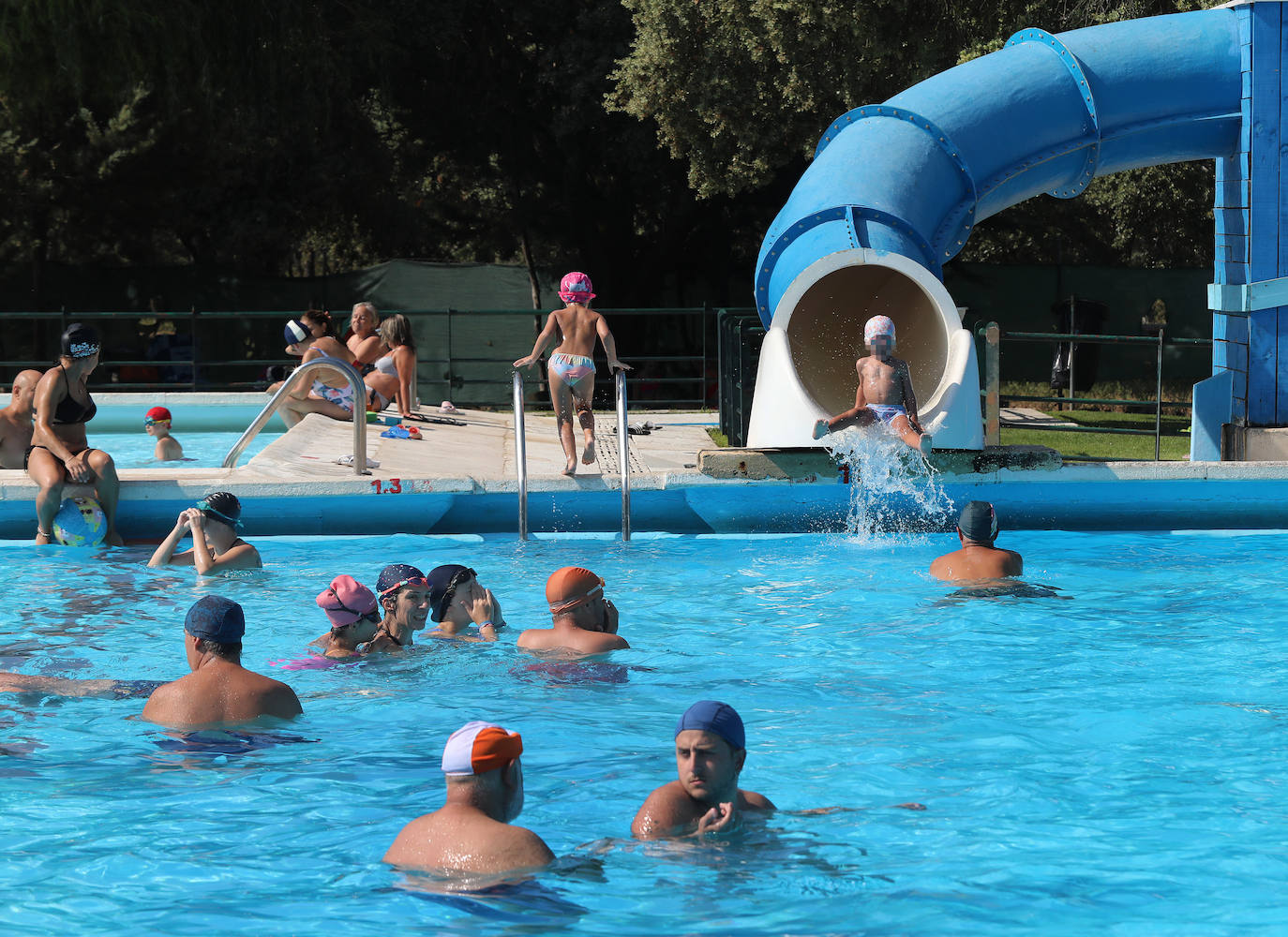 La ola de calor abarrota las piscinas de Palencia