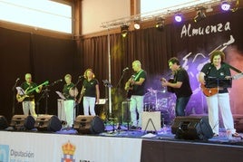 El grupo anfitrión, Viejo Castillo, anoche en la apertura del festival de Hornillos.