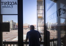 El detective Jorge Juan de la Rosa Carbajo observa la Plaza Mayor desde la cristalera desde su despacho profesional.