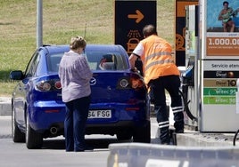 Un empleado de una gasolinera de Valladolid sirve combustible a una clienta este viernes.