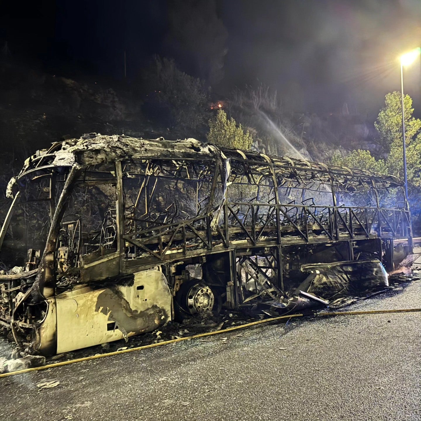 Fotografías del incendio de un autobús en la AP-6