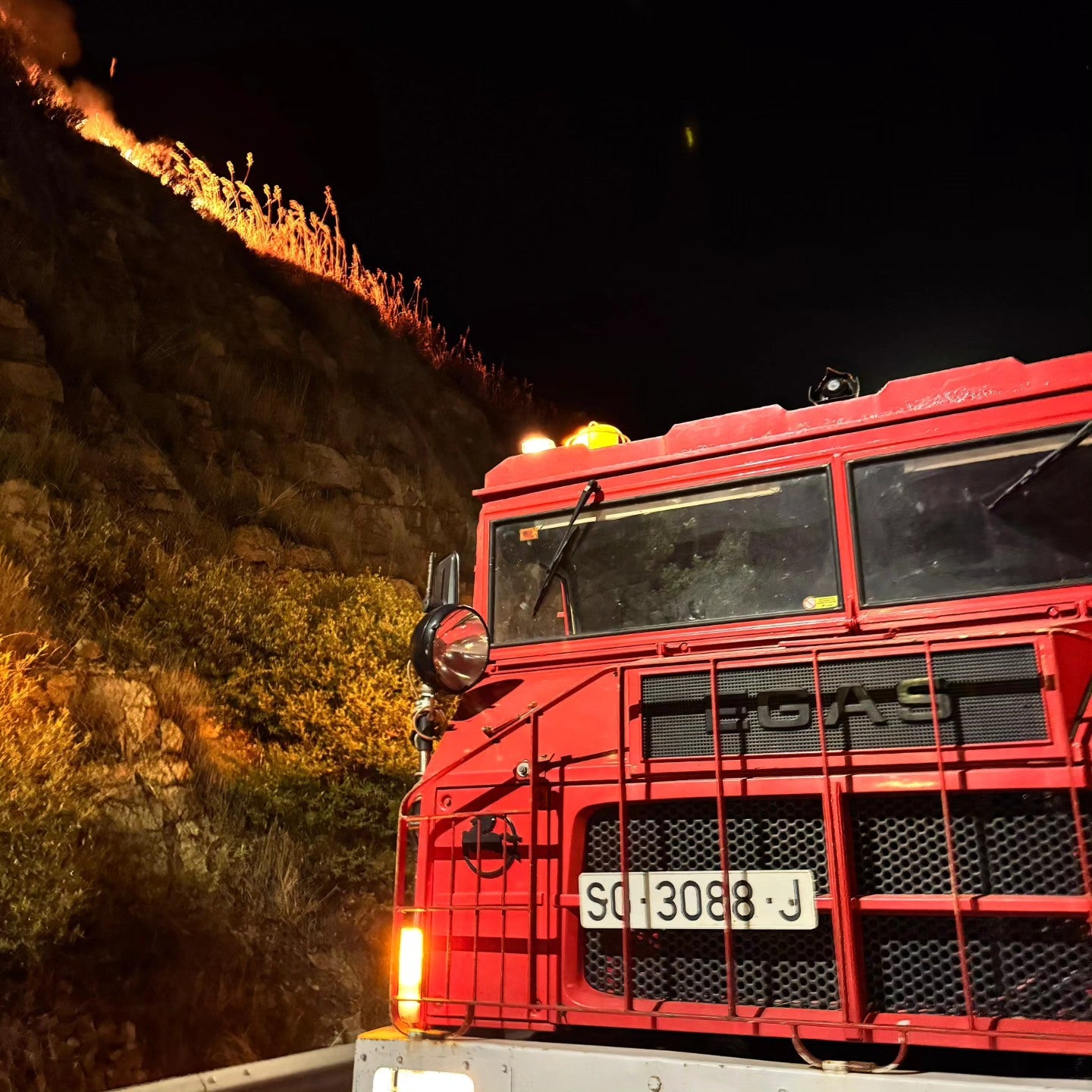 Fotografías del incendio de un autobús en la AP-6