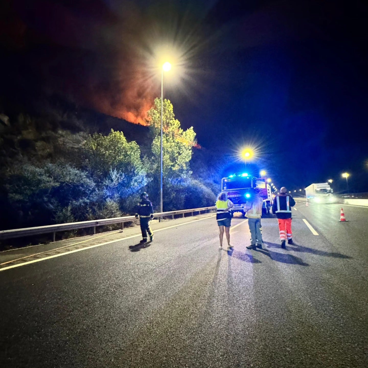 Fotografías del incendio de un autobús en la AP-6