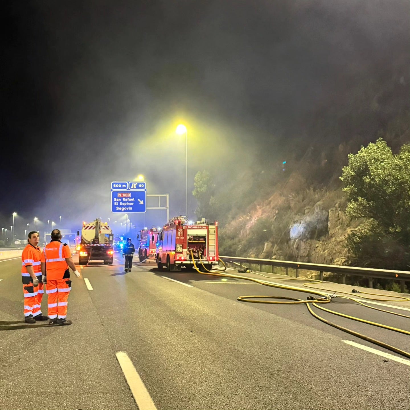 Fotografías del incendio de un autobús en la AP-6