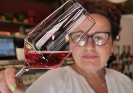 La sumiller Marta Barrigón con un vino rosado de Cigales.